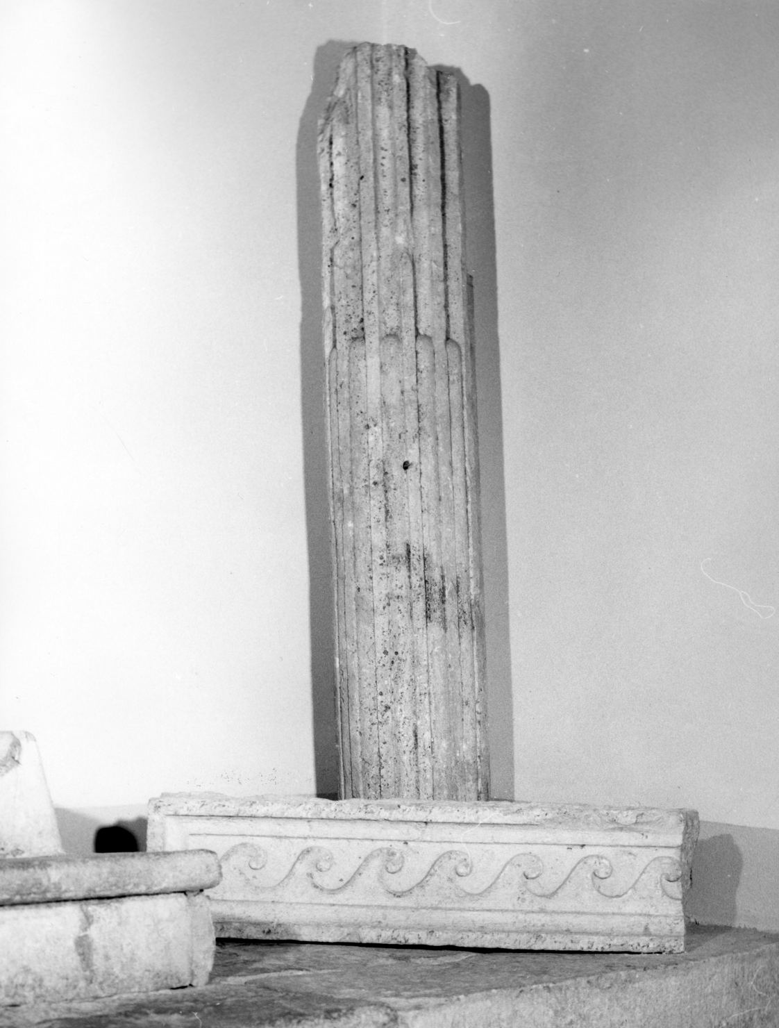 decorazione plastica, frammento - bottega toscana (sec. XVI)