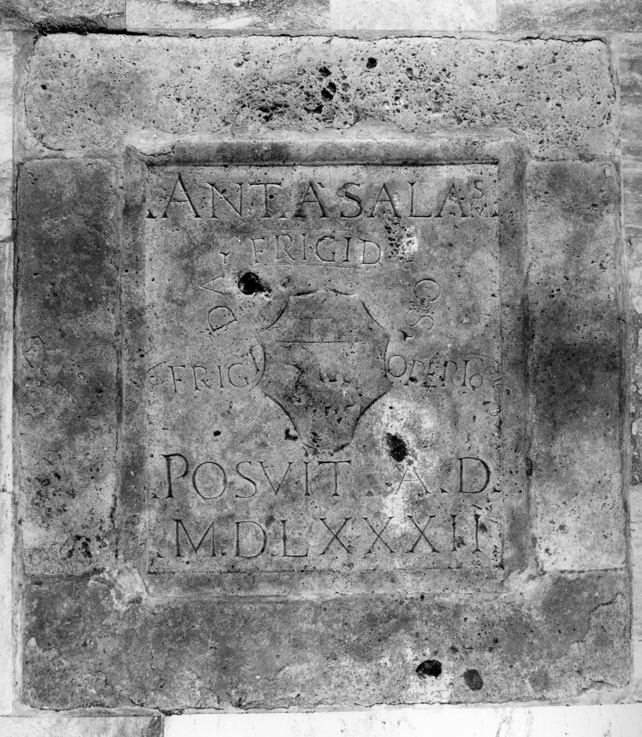 stemma gentilizio (lapide tombale) - ambito senese (sec. XVI)