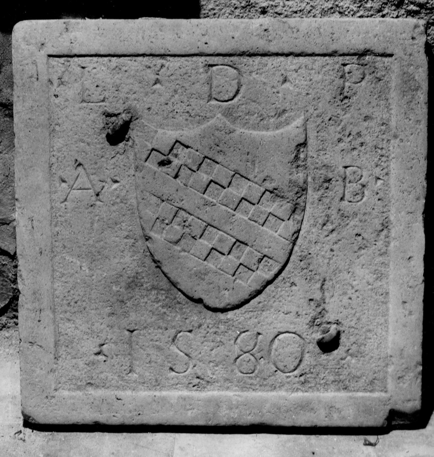 stemma gentilizio della famiglia Caselli (lapide tombale) - bottega senese (sec. XVI)