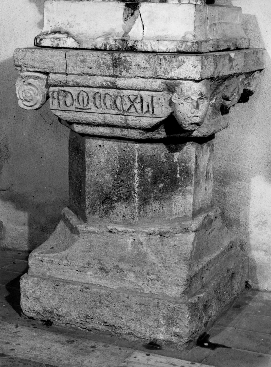 capitello, opera isolata - ambito senese (sec. XIV)