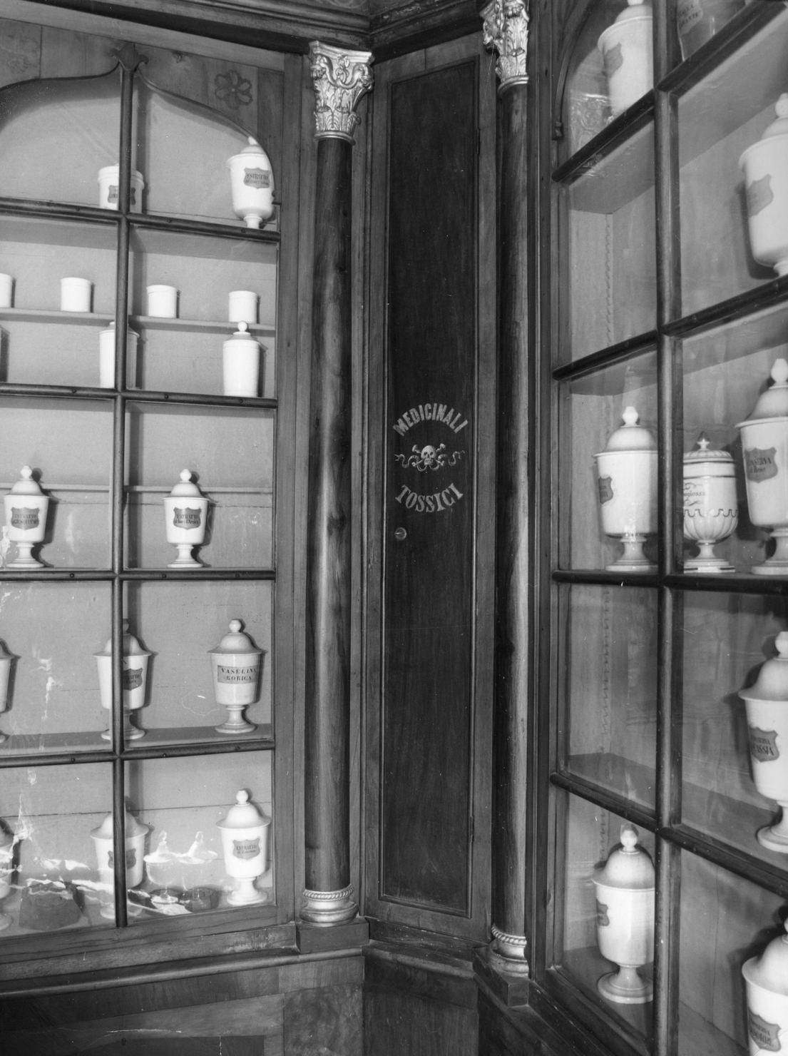 vetrina, elemento d'insieme - bottega senese (fine/inizio secc. XIX/ XX)