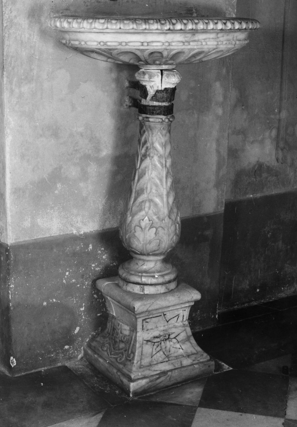 acquasantiera - a fusto, opera isolata - manifattura senese (sec. XVI)