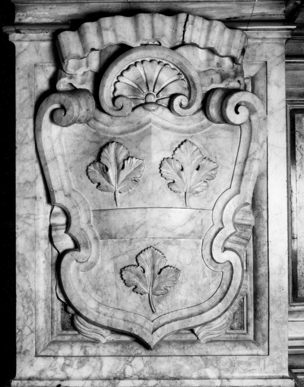 stemma della famiglia Biringucci (rilievo, elemento d'insieme) - ambito senese (ultimo quarto sec. XVII)