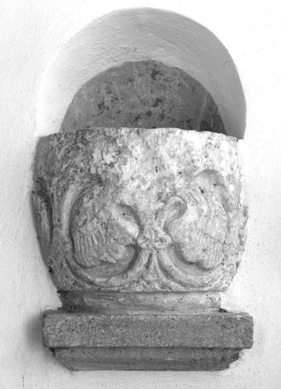 motivi decorativi vegetali (acquasantiera da parete) - bottega toscana, bottega toscana (sec. XII)