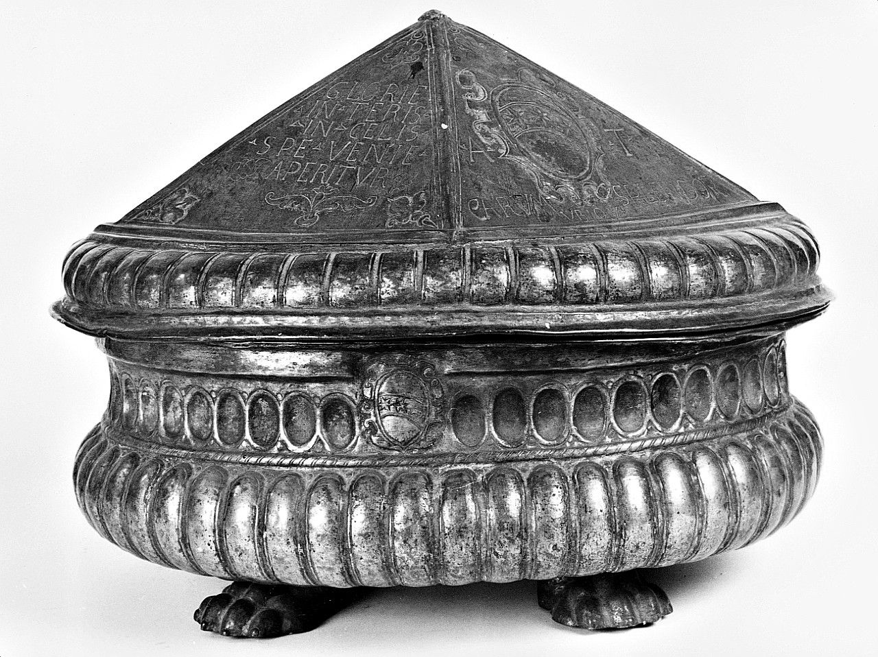 stemma gentilizio di Arcangelo Tiranni (bacile) - bottega romana (sec. XVI)