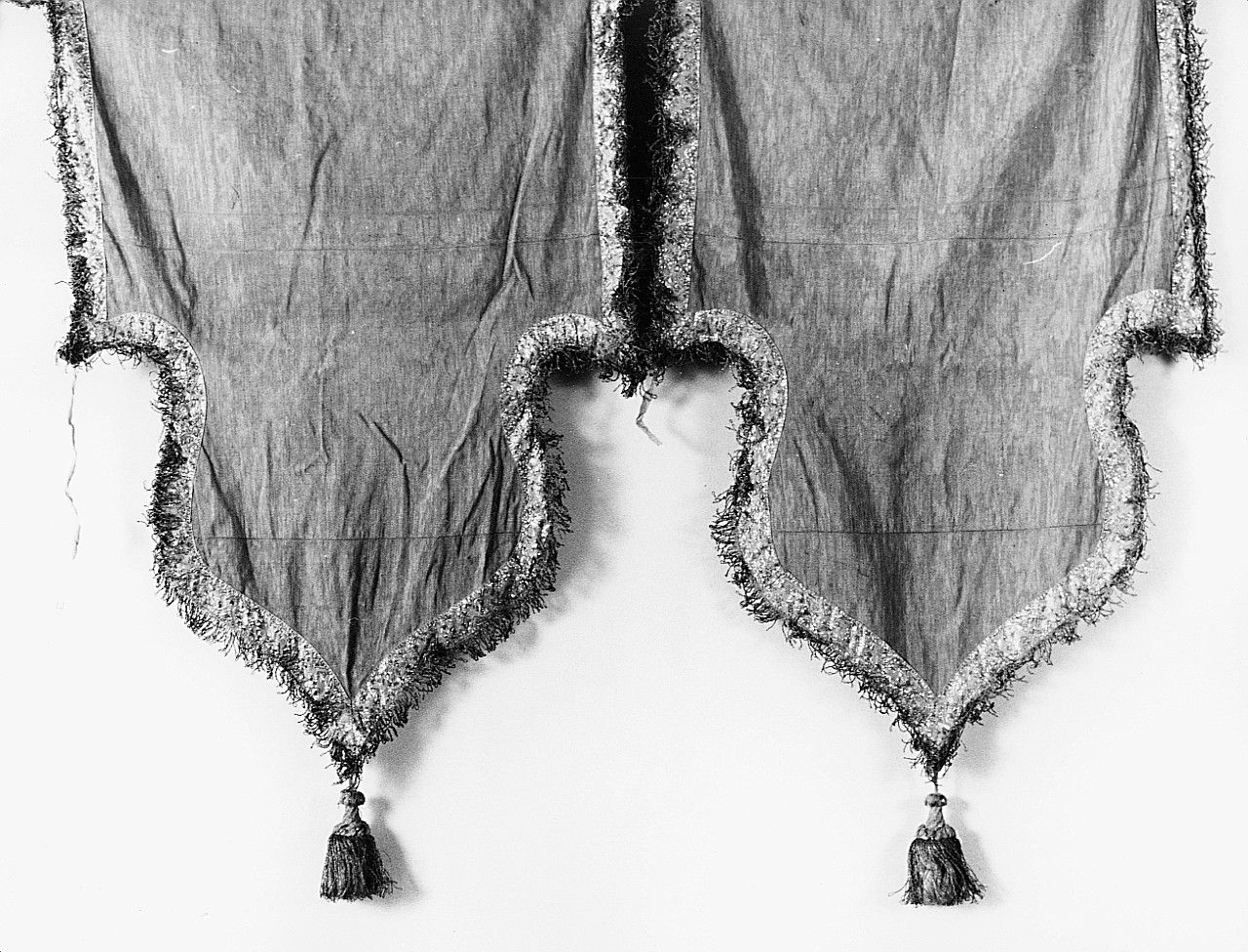 lambrecchino di baldacchino, elemento d'insieme - manifattura italiana (sec. XVIII)