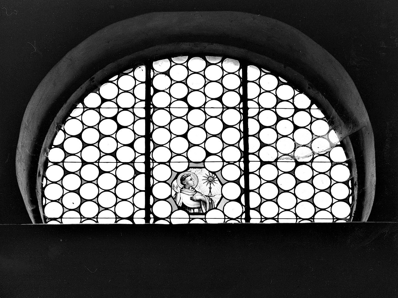 beato Antonio Patrizi che adora il sacramento (vetrata) - ambito toscano (prima metà sec. XX)