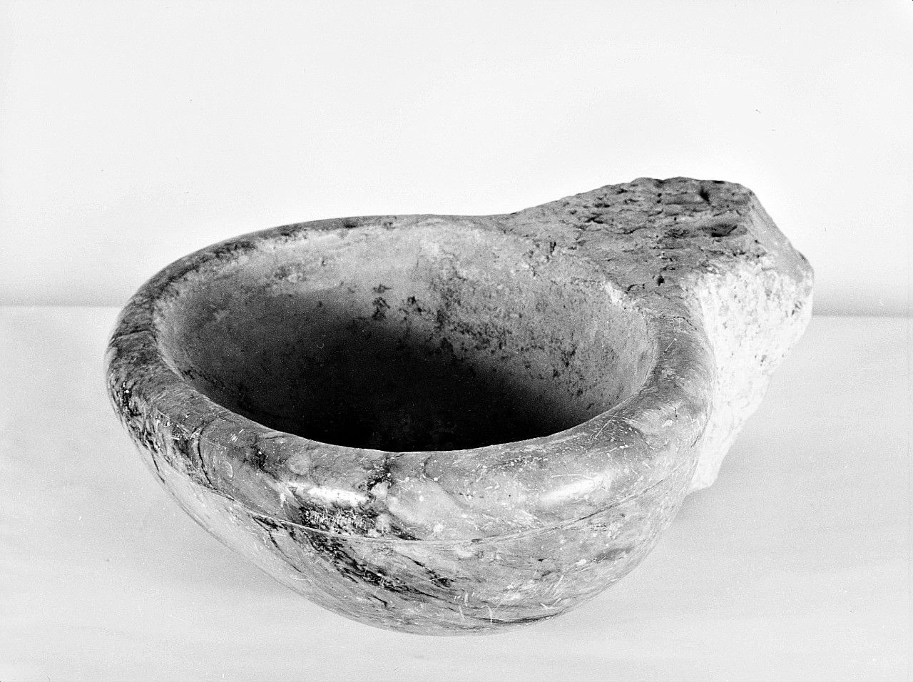 acquasantiera da parete - bottega toscana (prima metà sec. XIX)