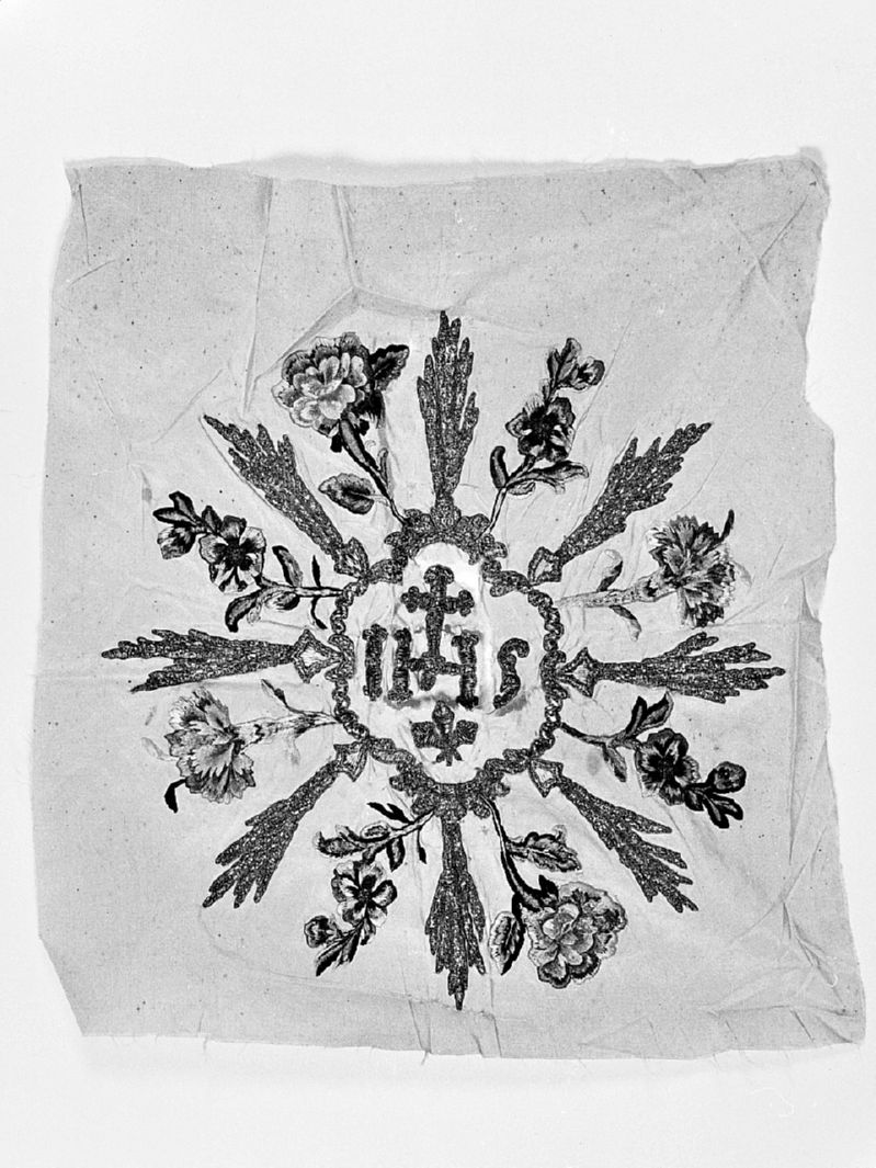 monogramma cristologico (velo omerale, frammento) - manifattura toscana (seconda metà sec. XIX)