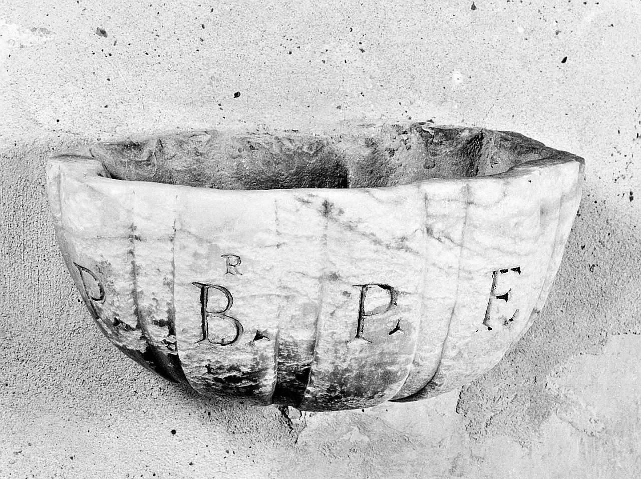 acquasantiera da parete - bottega toscana (seconda metà sec. XVIII)