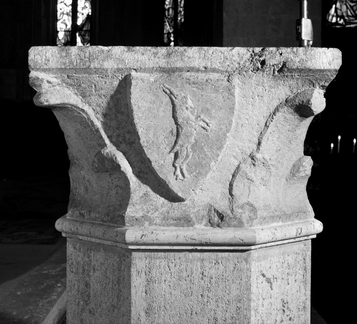 stemma gentilizio della famiglia Becucci (pilastrino di altare, elemento d'insieme) - bottega toscana (sec. XIV)