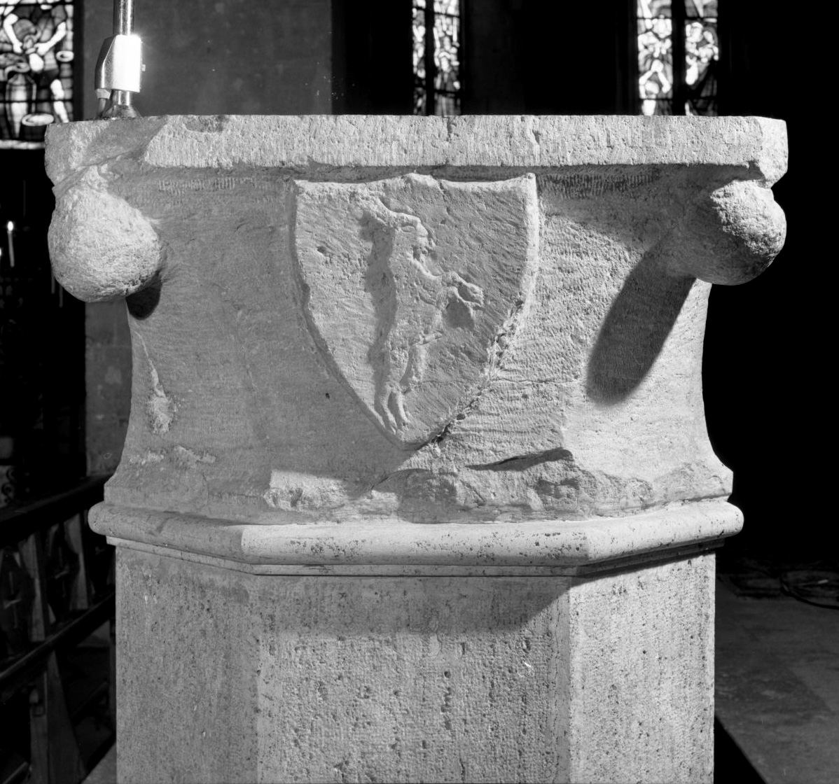 stemma gentilizio della famiglia Becucci (pilastrino di altare, elemento d'insieme) - bottega toscana (sec. XIV)