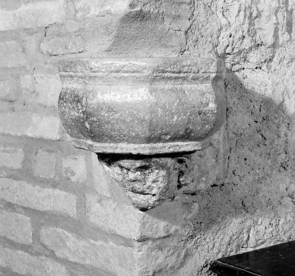 acquasantiera da parete - bottega toscana (sec. XIV)