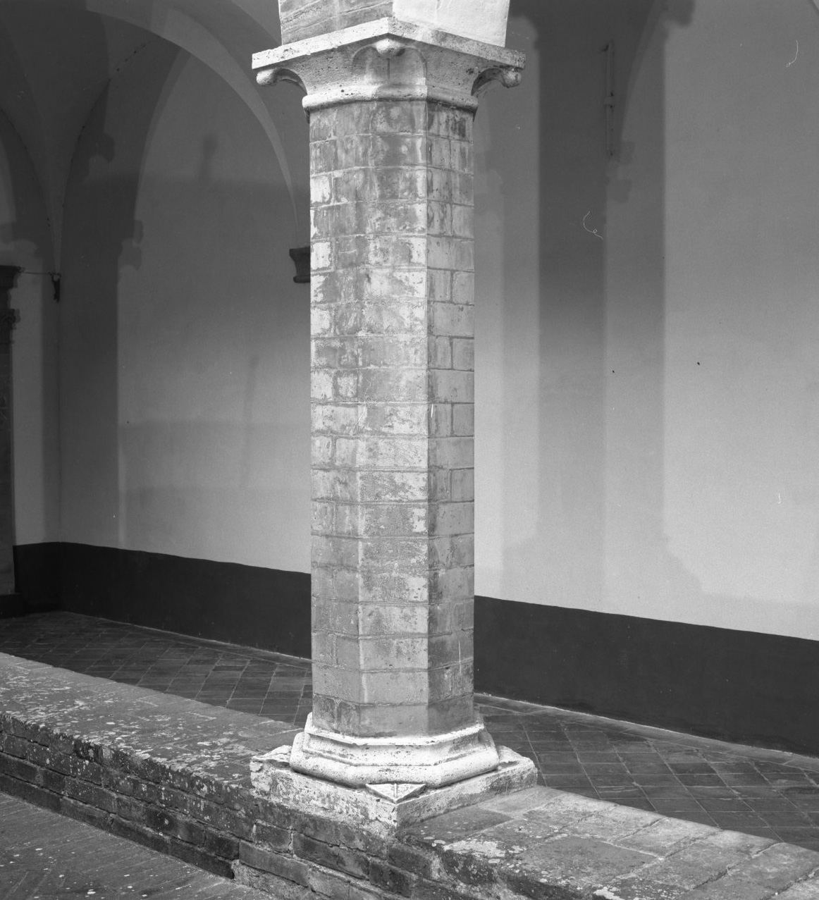 colonna, elemento d'insieme - bottega toscana (sec. XV)
