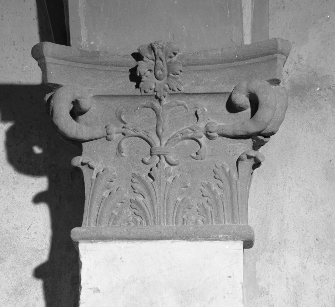 capitello, elemento d'insieme - bottega toscana (ultimo quarto sec. XV)