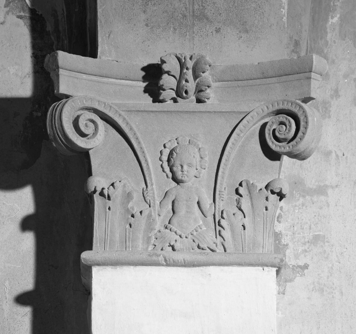 capitello, elemento d'insieme - bottega toscana (ultimo quarto sec. XV)