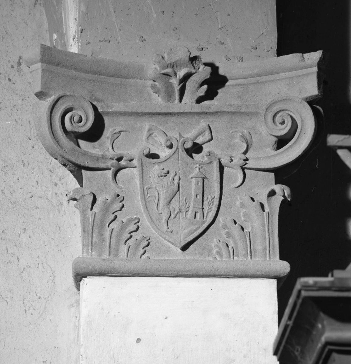 stemma gentilizio (capitello, elemento d'insieme) - bottega toscana (ultimo quarto sec. XV)