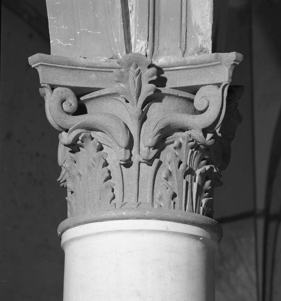 capitello, elemento d'insieme - bottega toscana (ultimo quarto sec. XV)