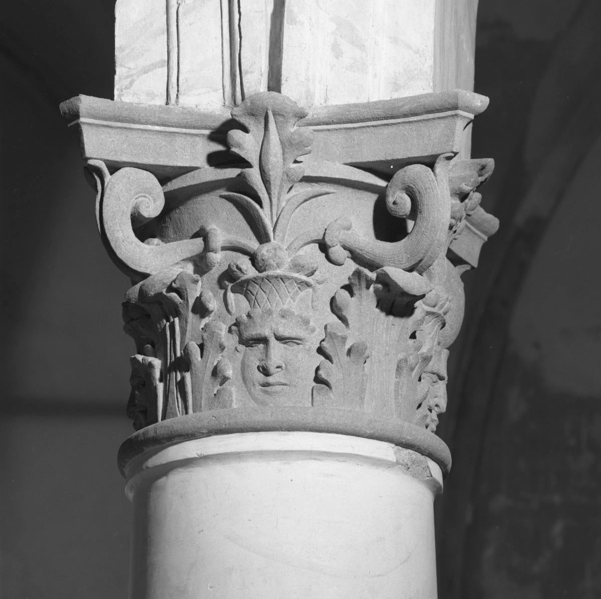 capitello, elemento d'insieme - bottega toscana (ultimo quarto sec. XV)