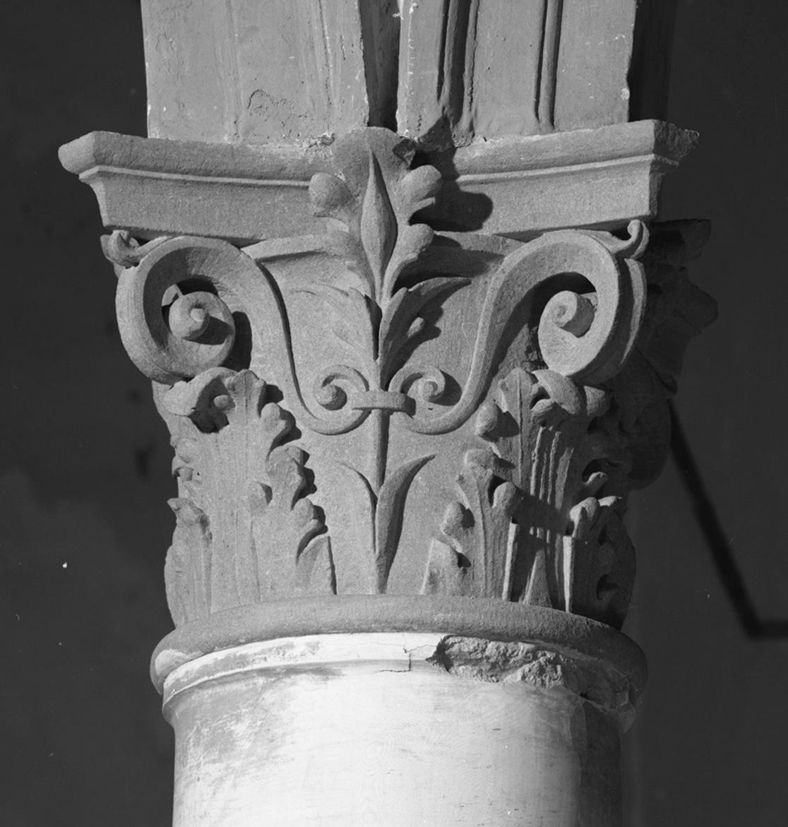 capitello, elemento d'insieme - bottega toscana (ultimo quarto sec. XV)