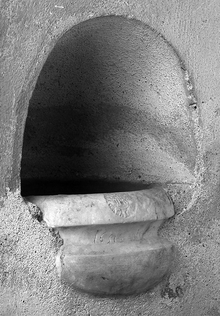 acquasantiera da parete - bottega senese (sec. XVII)