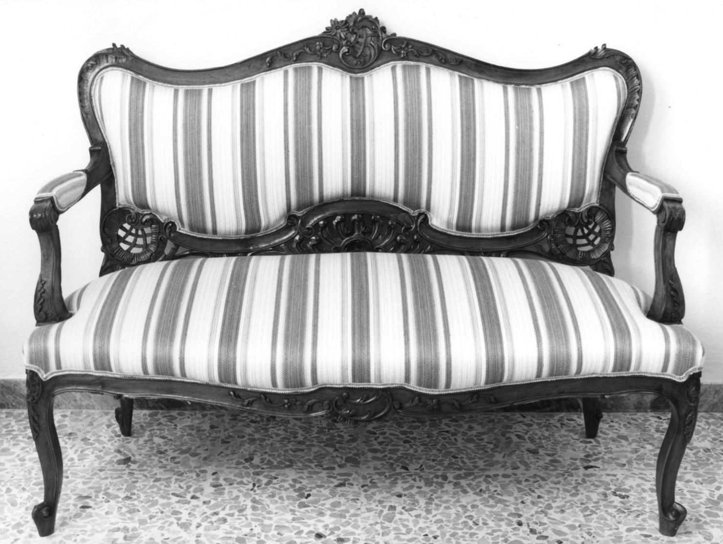 divano, elemento d'insieme - bottega toscana (prima metà sec. XX)