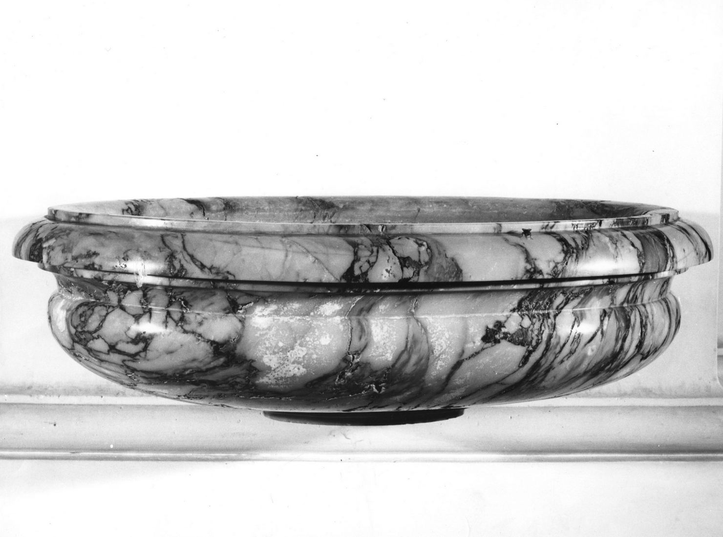 acquasantiera da parete - bottega toscana (sec. XVIII)