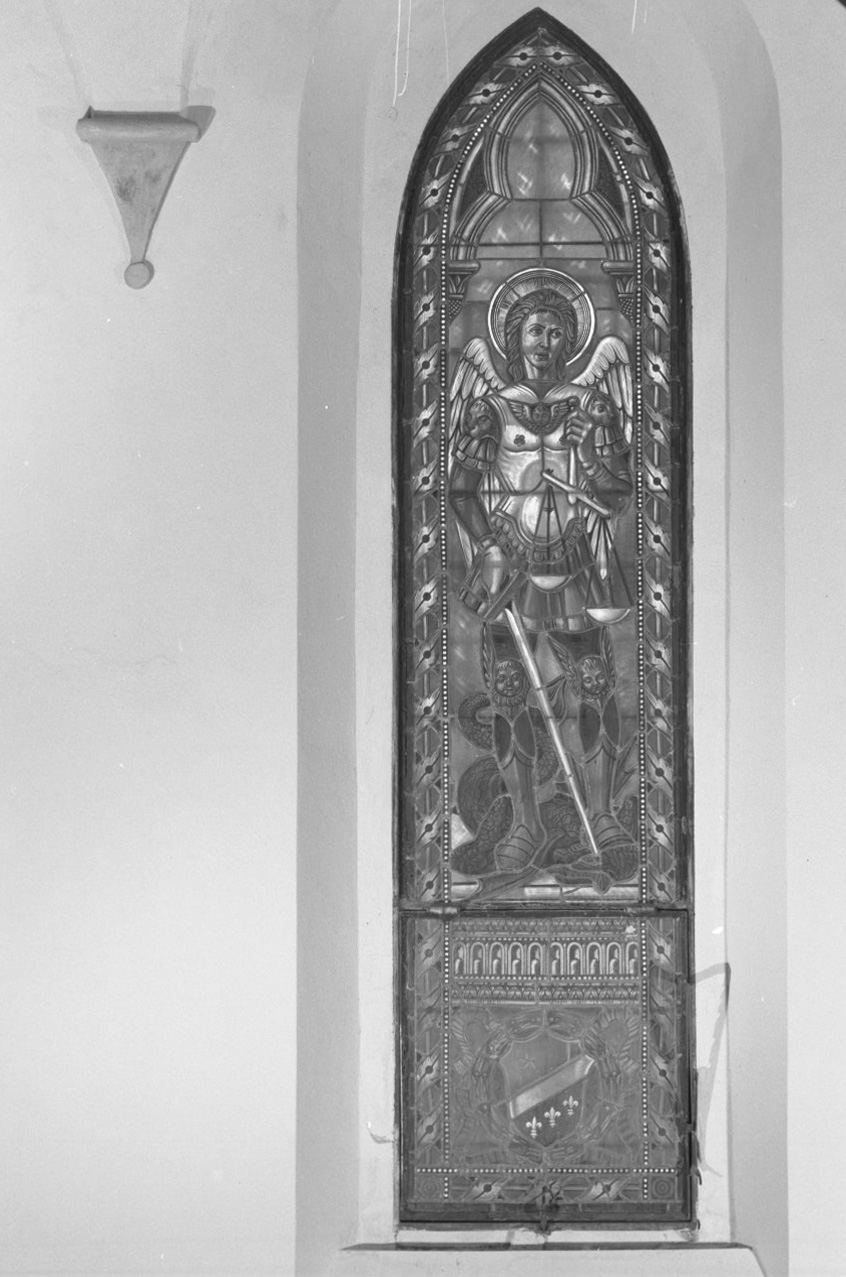 San Michele Arcangelo (vetrata, elemento d'insieme) - bottega toscana (prima metà sec. XX)