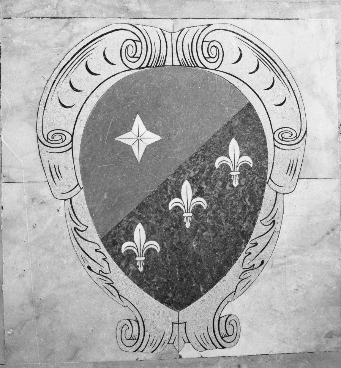 stemma gentilizio (decorazione a intarsio, elemento d'insieme) - bottega toscana (prima metà sec. XX)