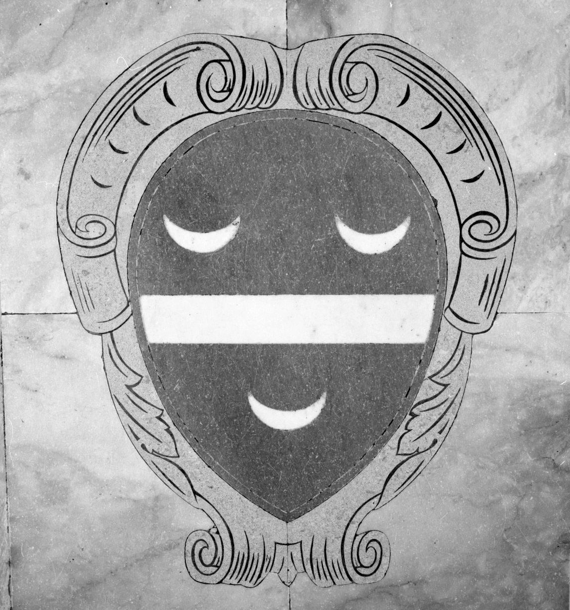 stemma gentilizio (decorazione a intarsio, elemento d'insieme) - bottega toscana (prima metà sec. XX)