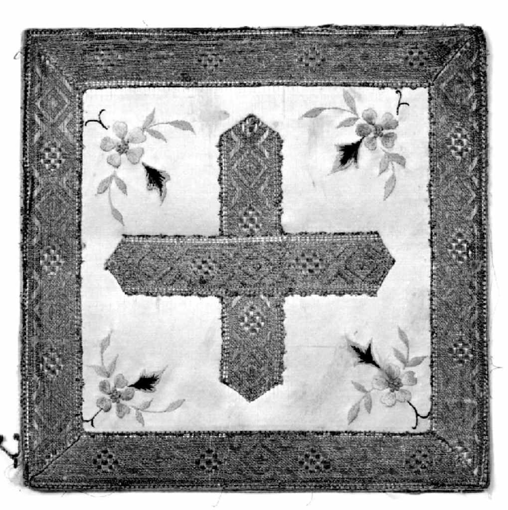 motivo decorativo floreale (borsa del corporale, elemento d'insieme) - manifattura senese (ultimo quarto sec. XIX)