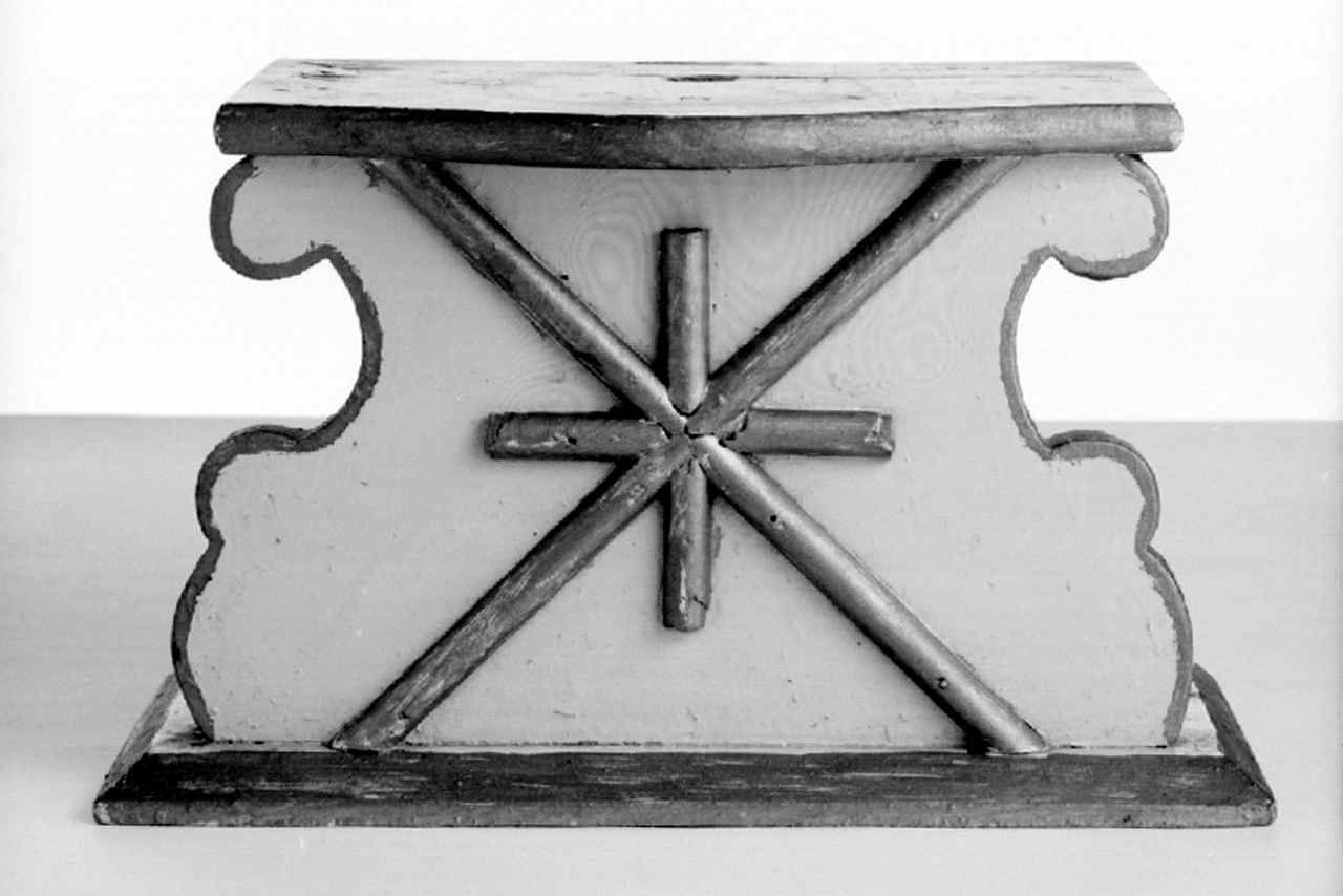 base per croce d'altare, elemento d'insieme - produzione senese (primo quarto sec. XX)