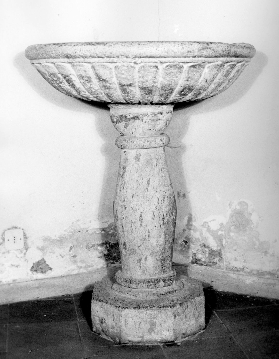 acquasantiera - a fusto - bottega toscana (sec. XVI)