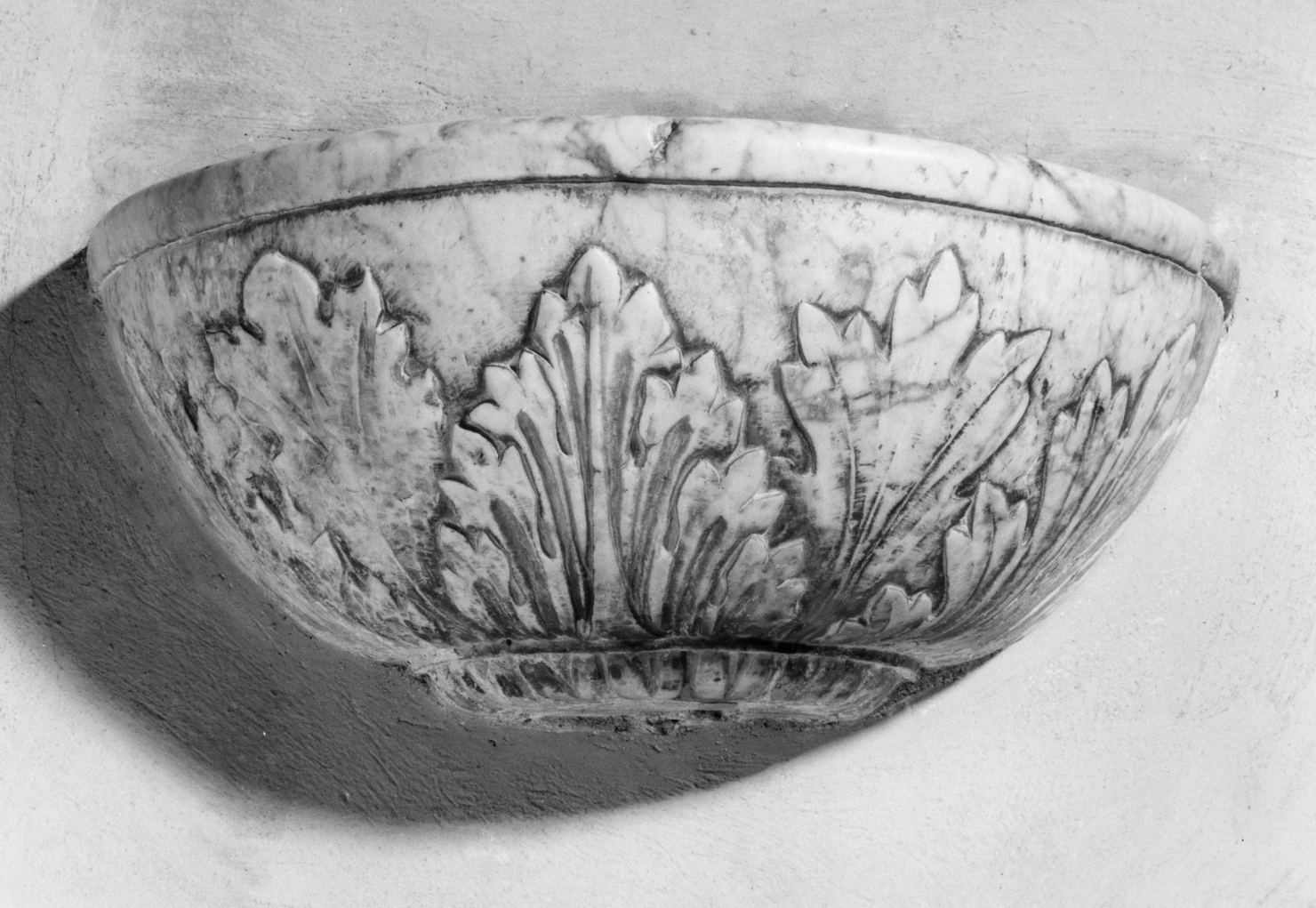 acquasantiera da parete - manifattura senese (ultimo quarto sec. XV)