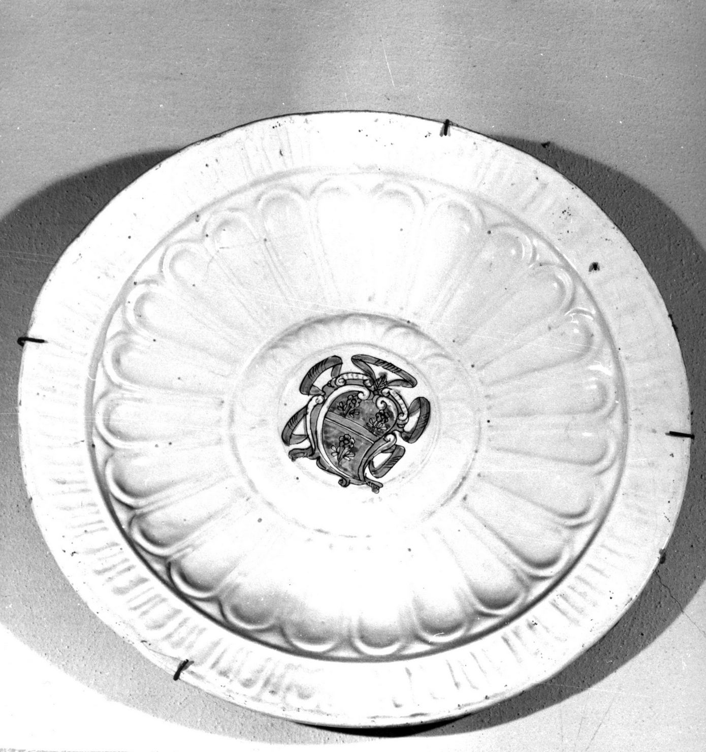 stemma gentilizio (piatto) - manifattura faentina (sec. XVII)
