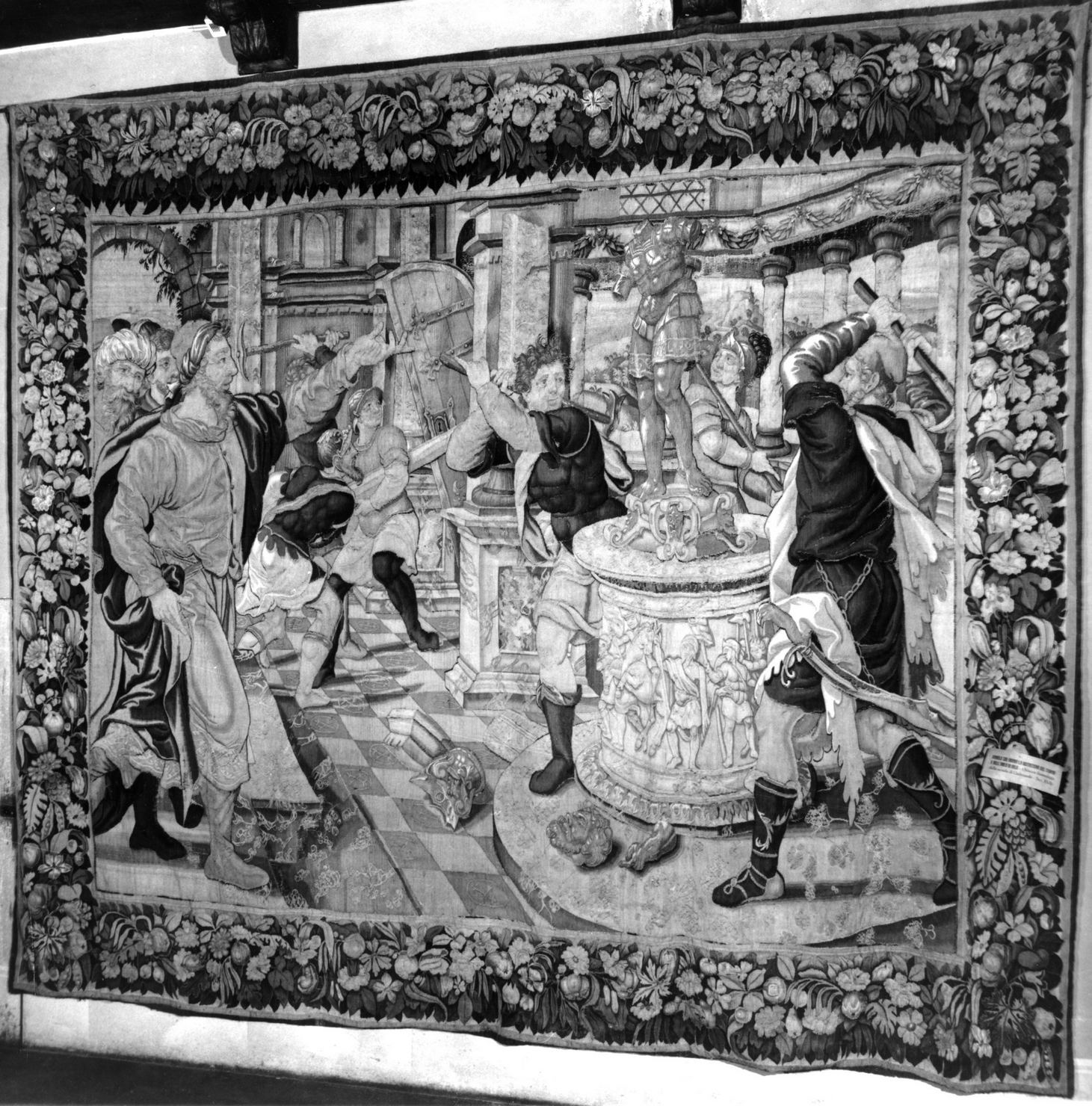 Daniele distrugge il tempio di Bel e il suo idolo (arazzo, elemento d'insieme) - manifattura fiamminga (seconda metà sec. XVI)