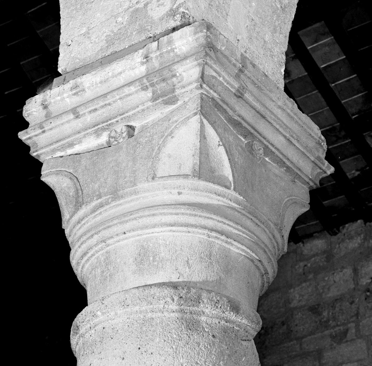 capitello di colonna, elemento d'insieme - ambito senese (seconda metà sec. XII)