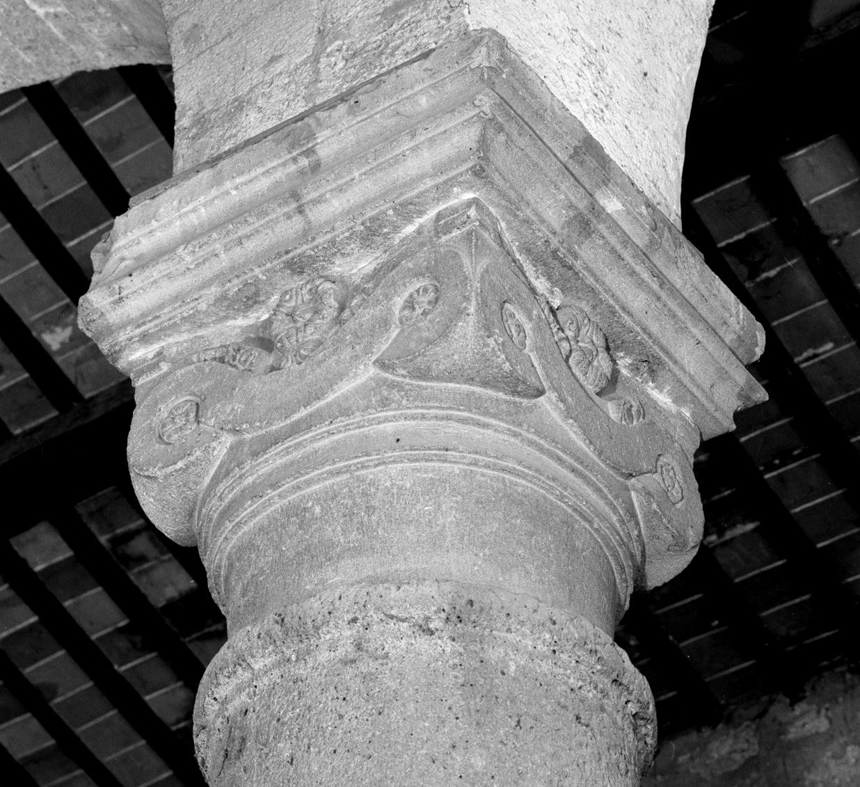 capitello di colonna, elemento d'insieme - ambito senese (seconda metà sec. XII)