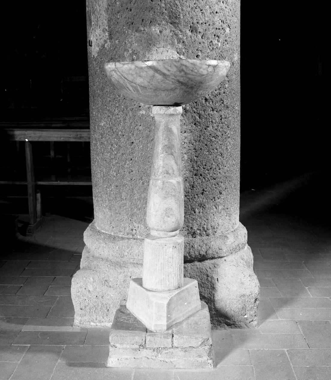 acquasantiera - a fusto - bottega toscana, bottega toscana (sec. XVIII, sec. XIX)