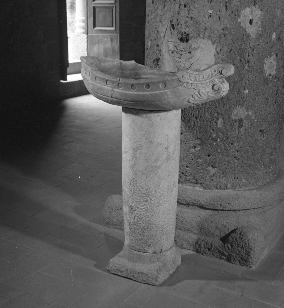 acquasantiera - a fusto - bottega toscana (prima metà sec. XVII)