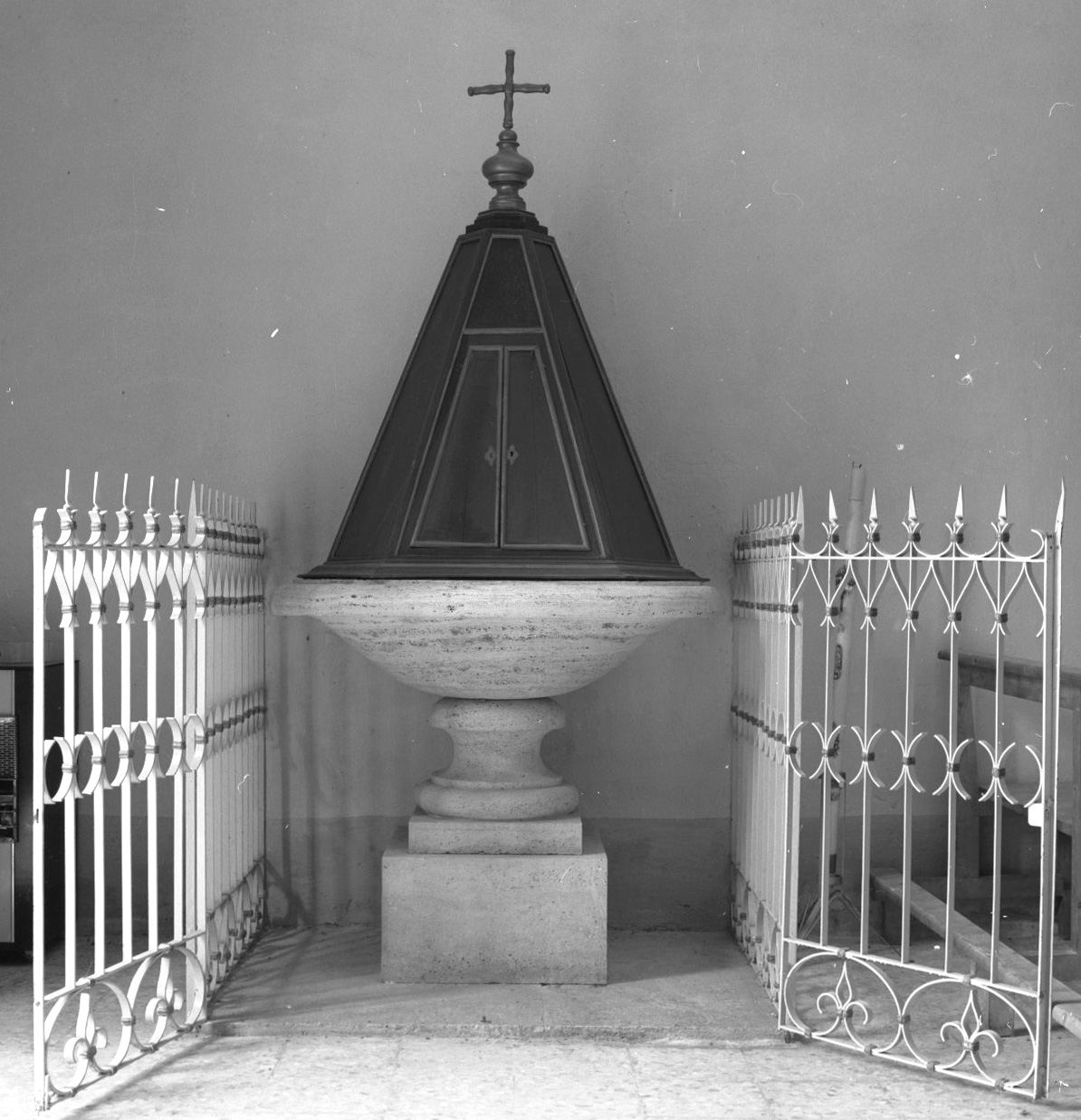 fonte battesimale - bottega toscana (sec. XX)