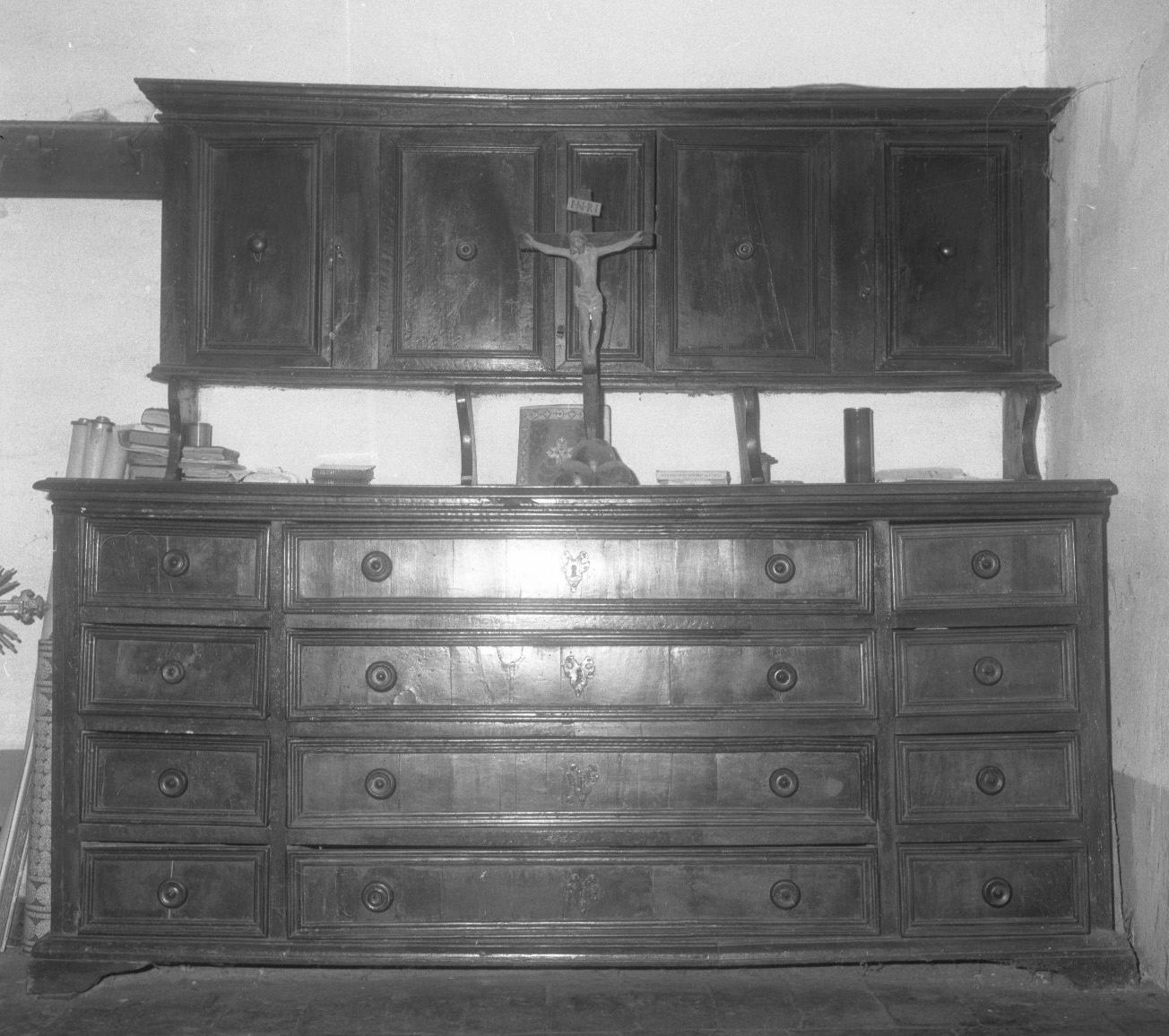 mobile da sacrestia con alzata - bottega senese (sec. XVIII)