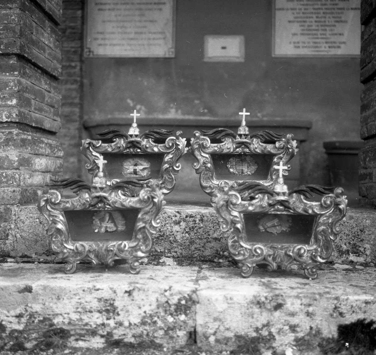 reliquiario a teca - a urna, serie - bottega toscana (sec. XVIII)