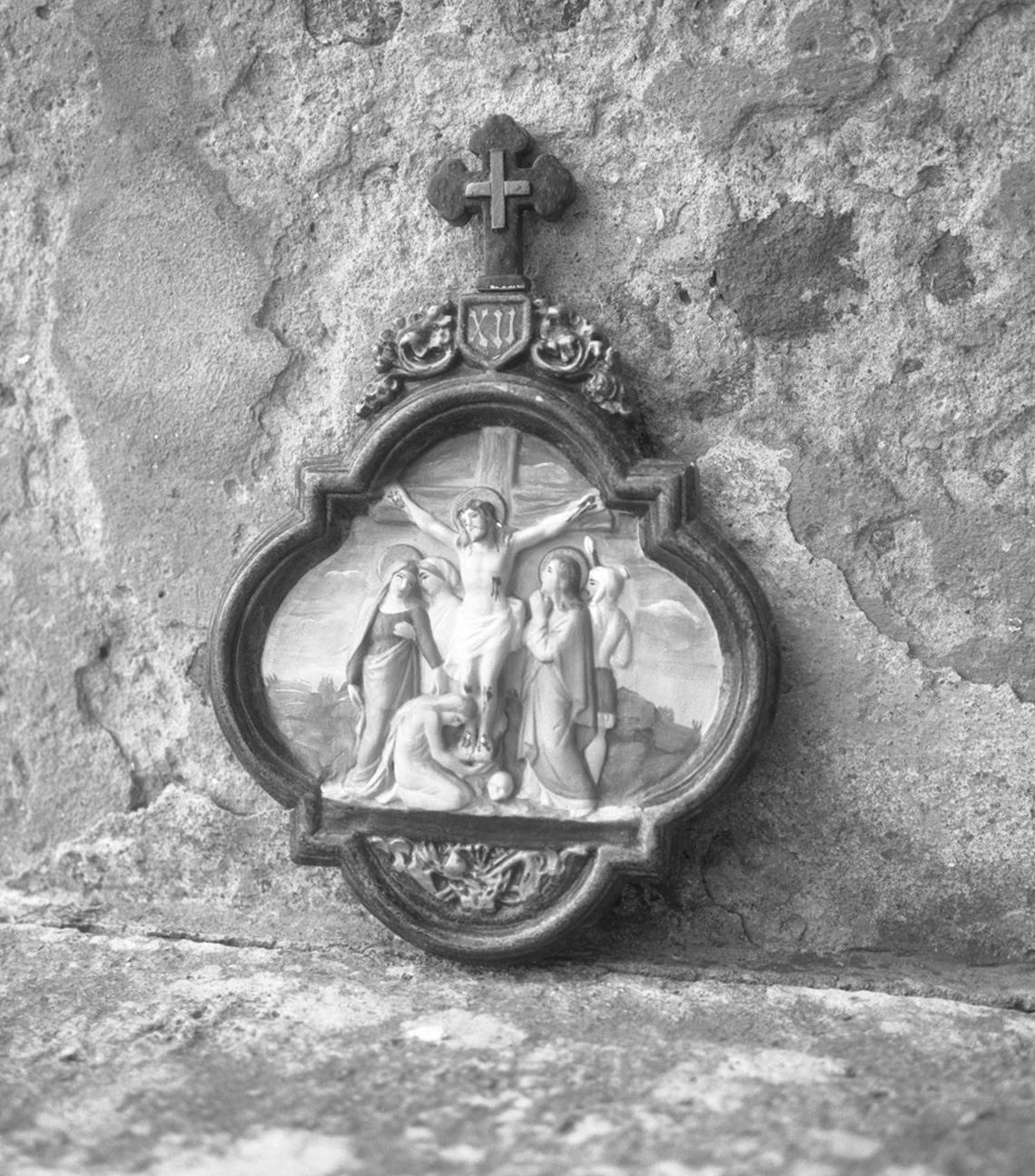 stazione XII: Gesù innalzato e morto in croce (formella, elemento d'insieme) - manifattura senese (secc. XIX/ XX)