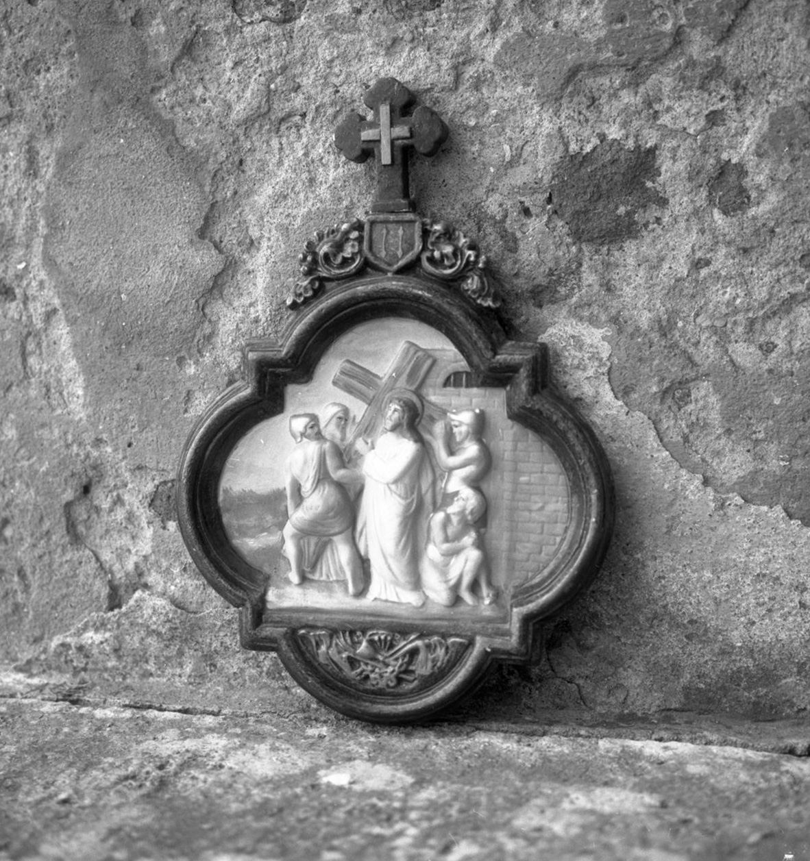 stazione II: Gesù caricato della croce (formella, elemento d'insieme) - manifattura senese (secc. XIX/ XX)