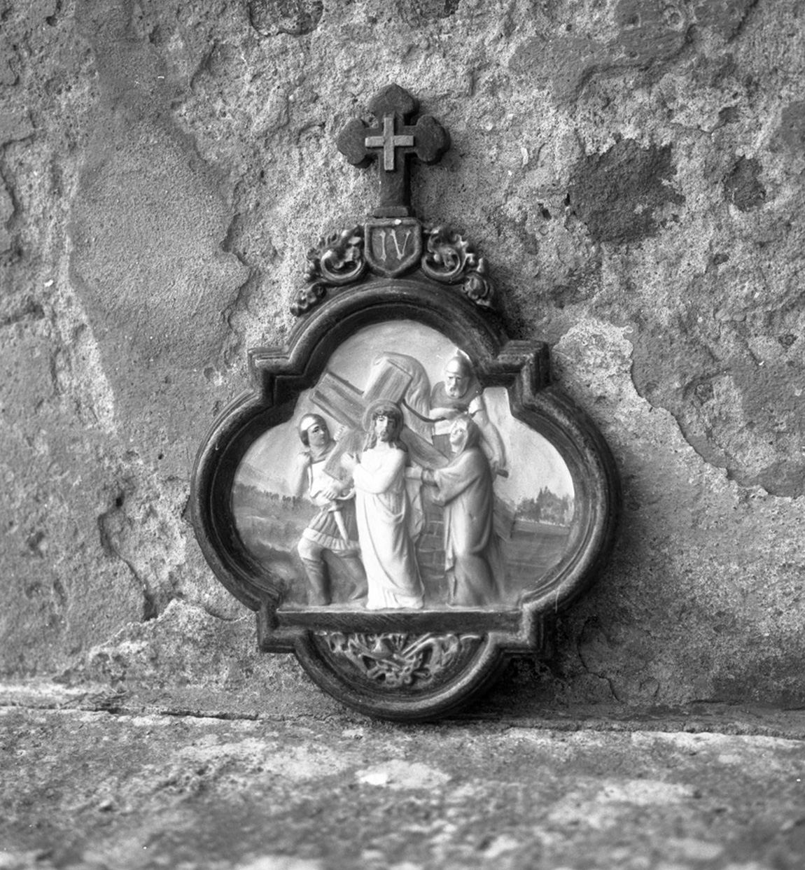 stazione IV: Gesù incontra la Madonna (formella, elemento d'insieme) - manifattura senese (secc. XIX/ XX)