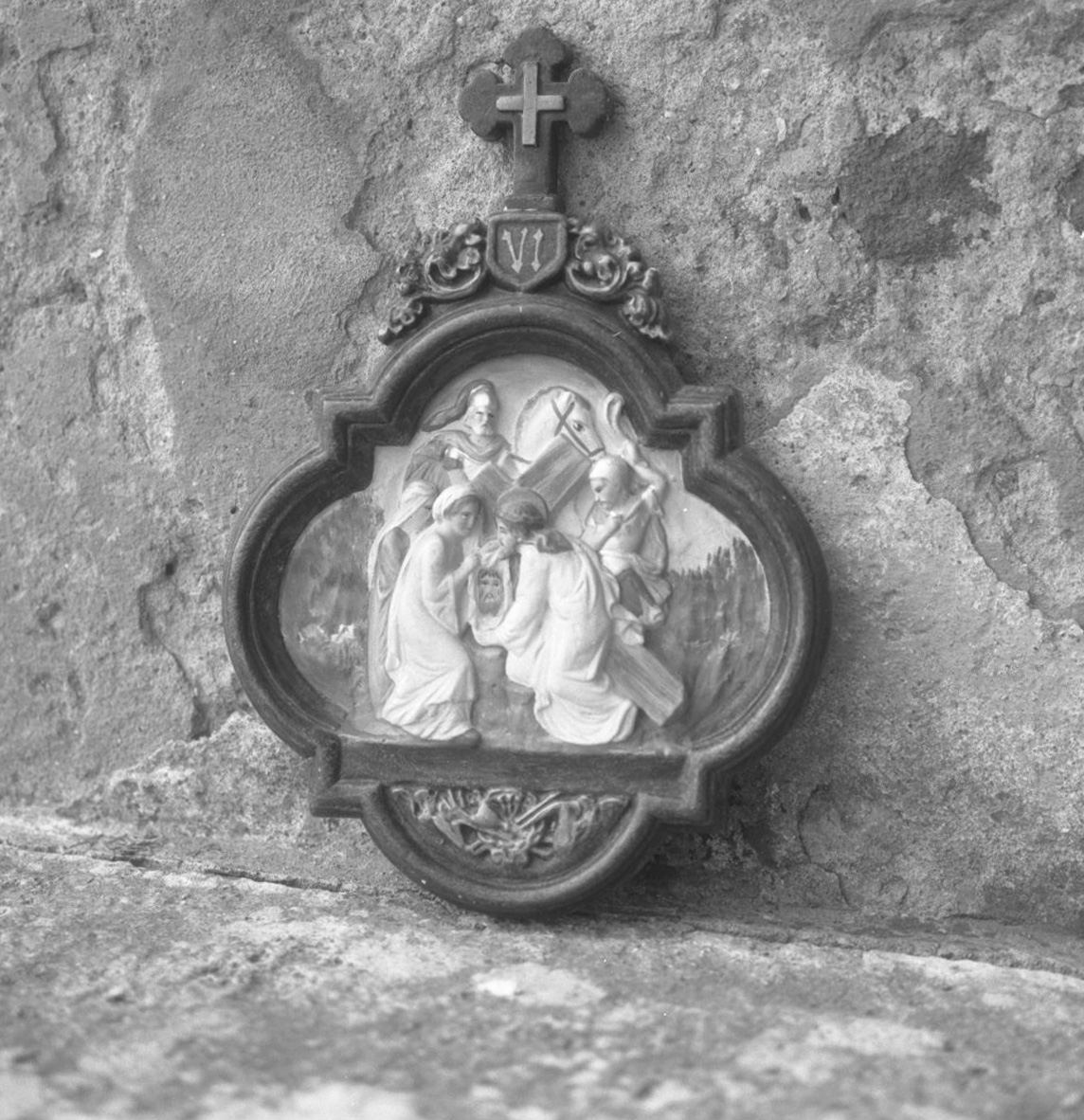 stazione VI: Gesù asciugato dalla Veronica (formella, elemento d'insieme) - manifattura senese (secc. XIX/ XX)
