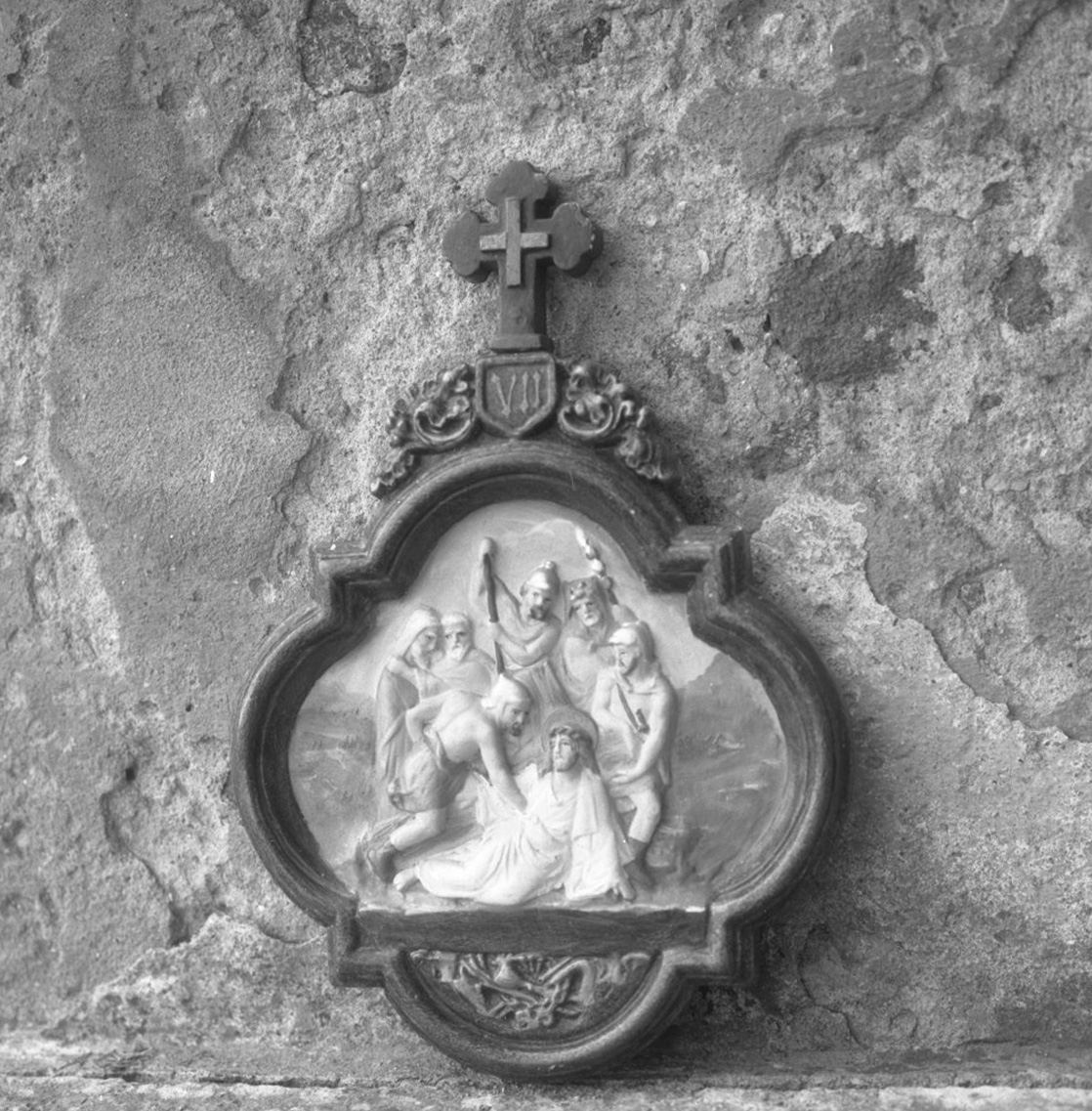 stazione VII: Gesù cade sotto la croce la seconda volta (formella, elemento d'insieme) - manifattura senese (secc. XIX/ XX)