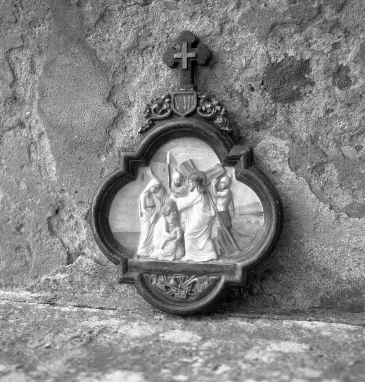 stazione VIII: Gesù consola le donne di Gerusalemme (formella, elemento d'insieme) - manifattura senese (secc. XIX/ XX)