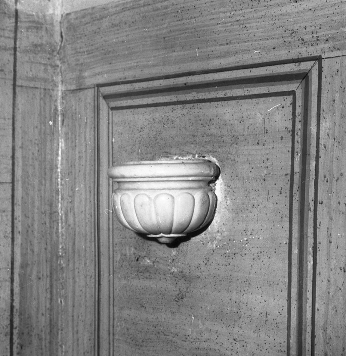 acquasantiera da parete - bottega toscana (seconda metà sec. XIX)